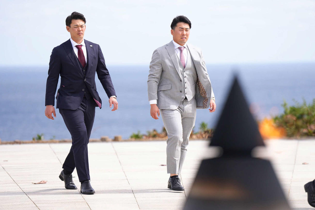 沖縄平和祈念公園を訪問した巨人浅野（右）と荒巻（球団提供）