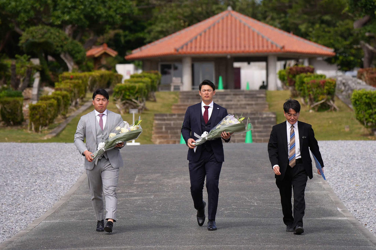 沖縄平和祈念公園を訪問した巨人浅野（左）と荒巻（球団提供）