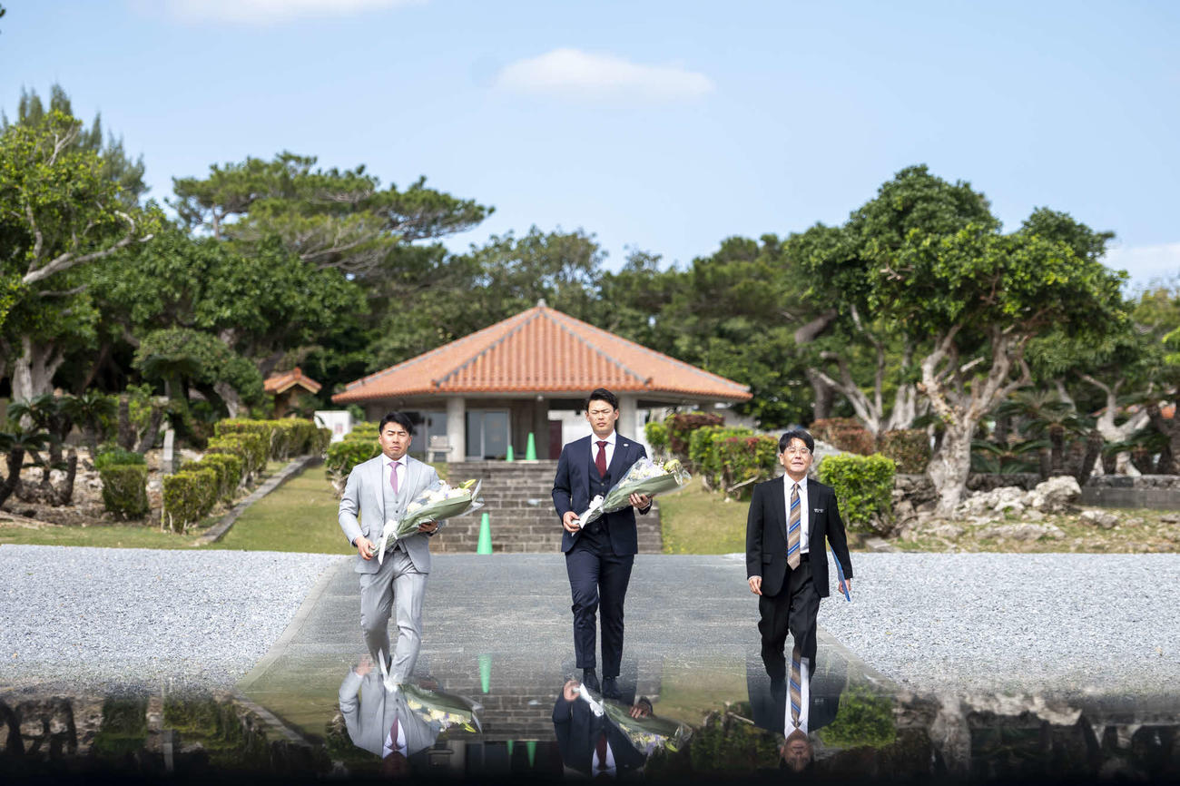 沖縄平和祈念公園を訪問した巨人浅野（左）と荒巻（中央）（球団提供）