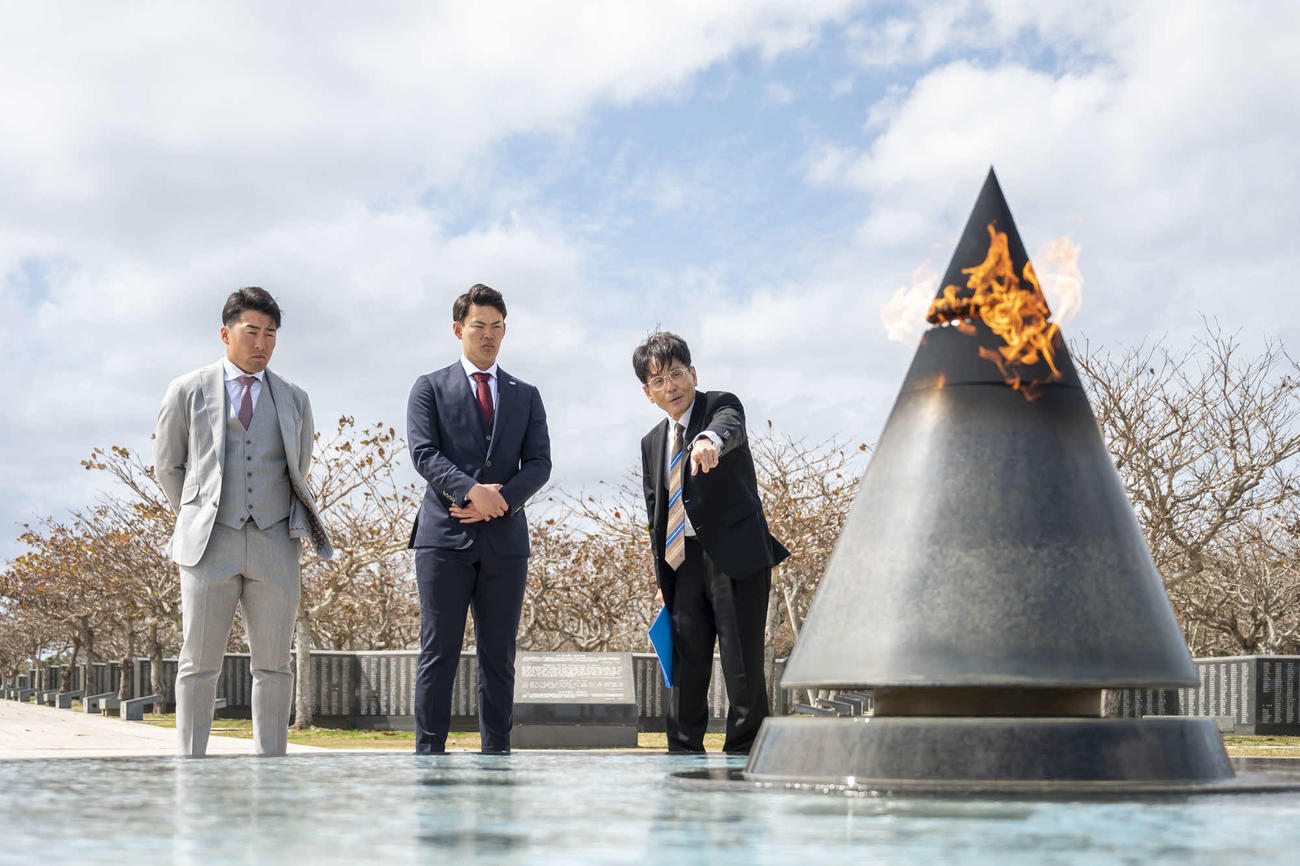 沖縄平和祈念公園を訪問した巨人浅野（左）と荒巻（中央）（球団提供）