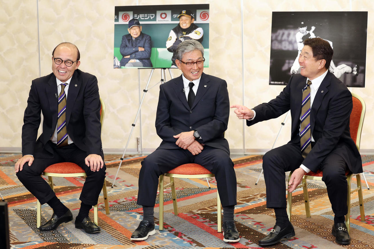 ABCテレビ「虎バン追悼特別番組　ありがとう吉田義男さん」の収録で笑顔を見せる、左から阪神岡田オーナー付き顧問、真弓氏、平田2軍監督（撮影・前田充）