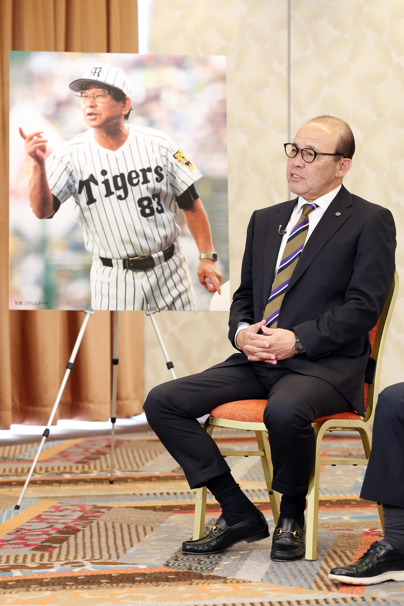 ABCテレビ「虎バン追悼特別番組　ありがとう吉田義男さん」の収録に臨む阪神岡田オーナー付き顧問（撮影・前田充）