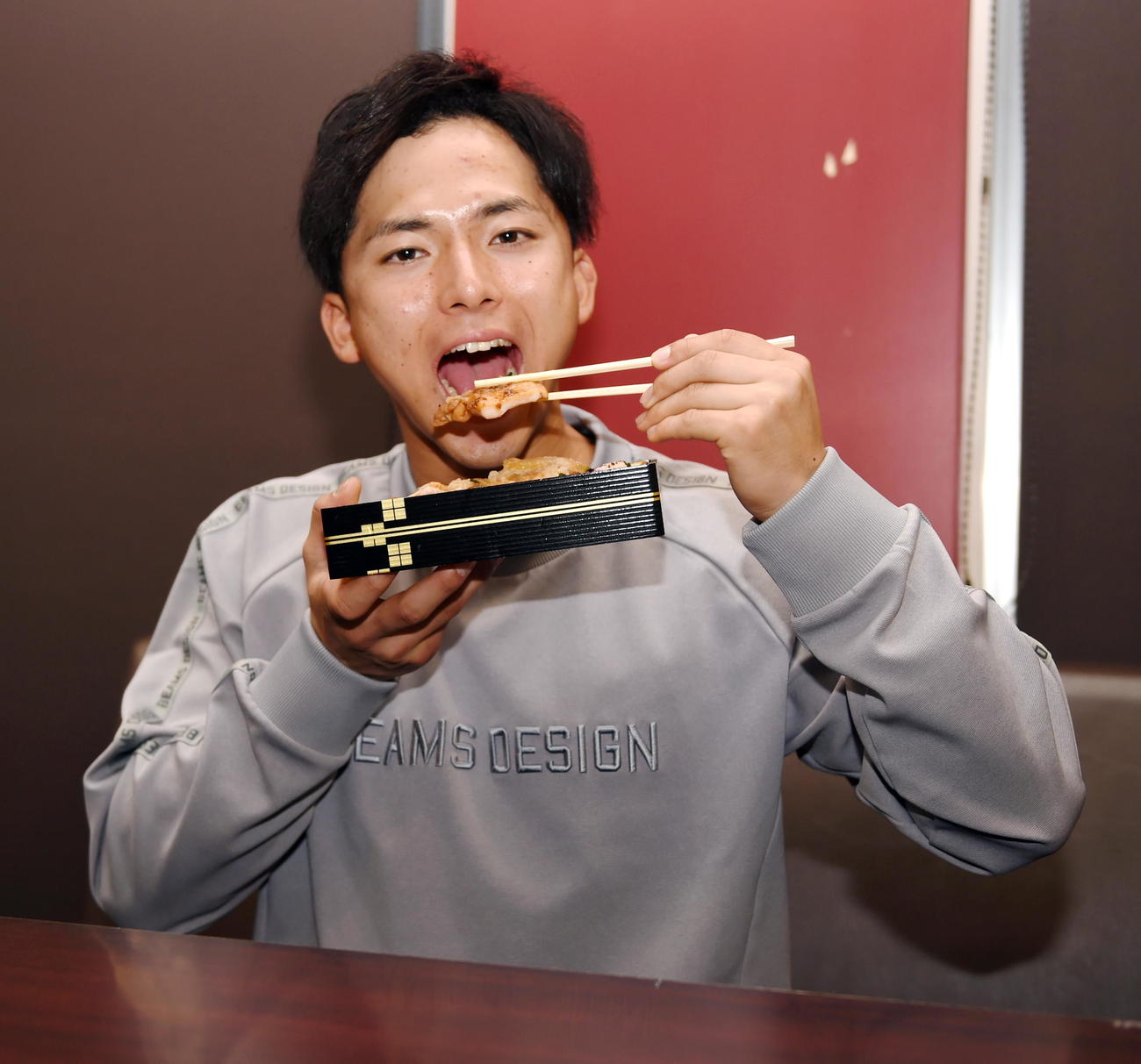 宗山塁のこだわり鶏弁当を試食する楽天ドラフト1位の宗山（撮影・山田愛斗）