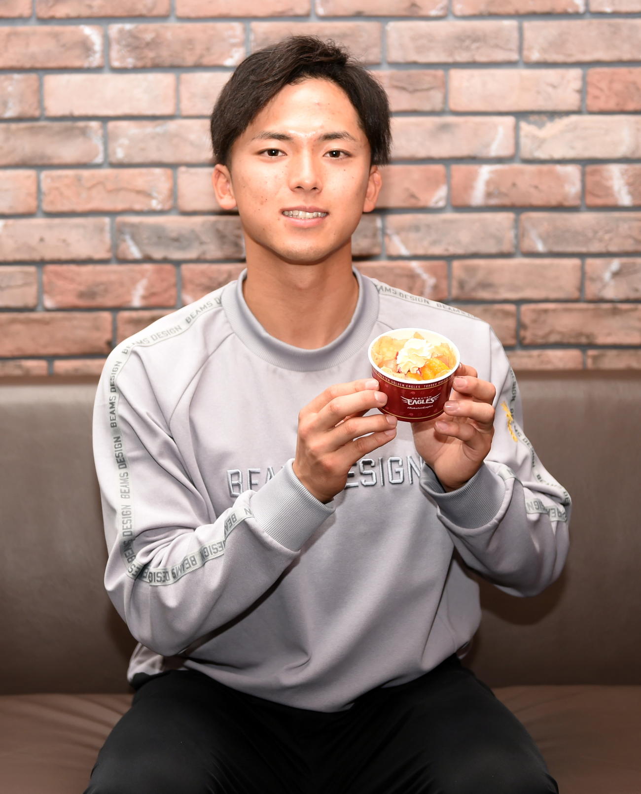 宗山塁のもっちりフルーツクレープを手にする楽天ドラフト1位の宗山（撮影・山田愛斗）