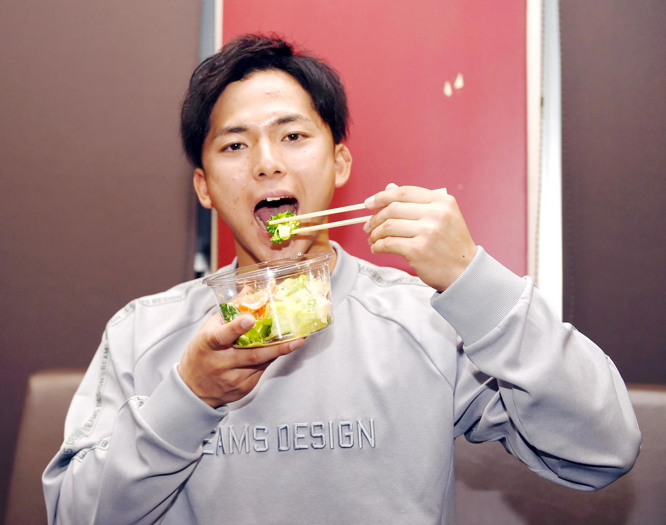 宗山塁の彩りシーザーサラダを試食する楽天ドラフト1位の宗山（撮影・山田愛斗）