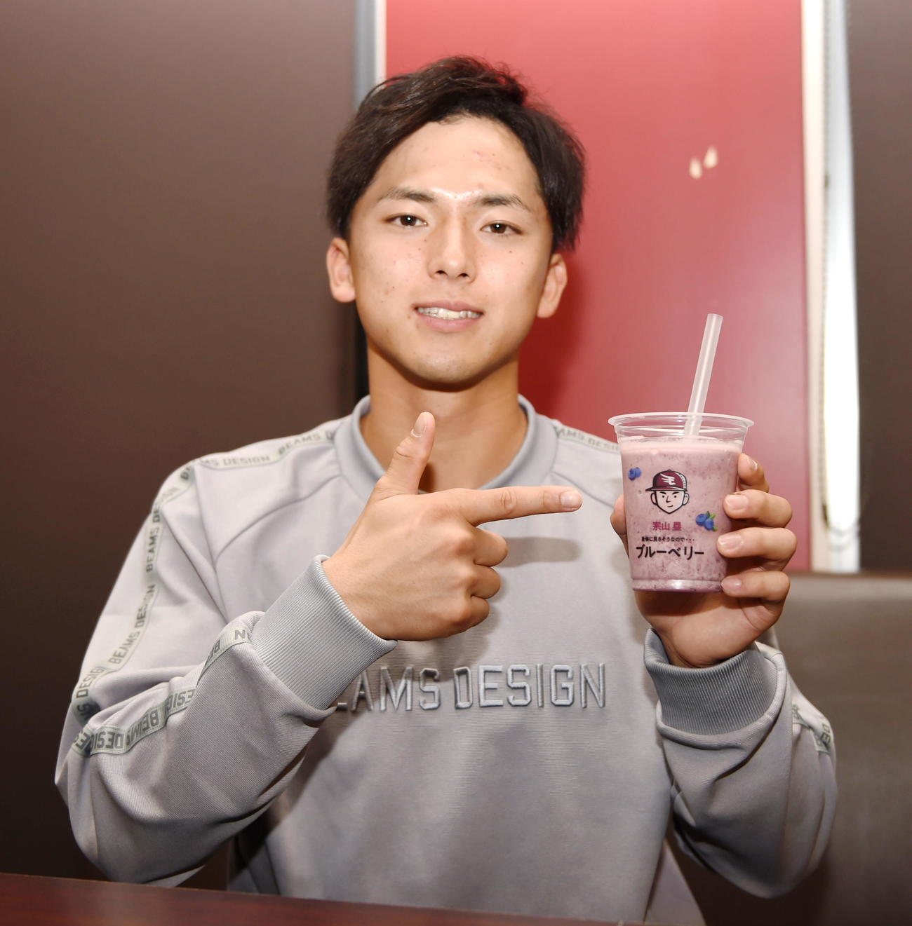 宗山塁のブルーベリーシェイクを手にする楽天ドラフト1位の宗山（撮影・山田愛斗）