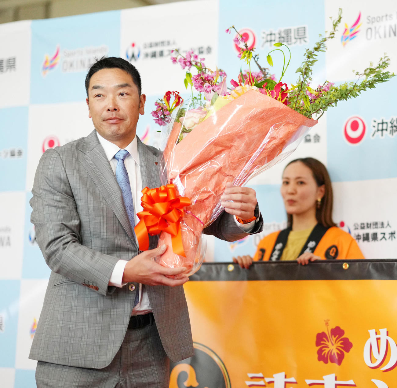 那覇空港に到着し花束を受け取る巨人阿部監督（撮影・横山健太）