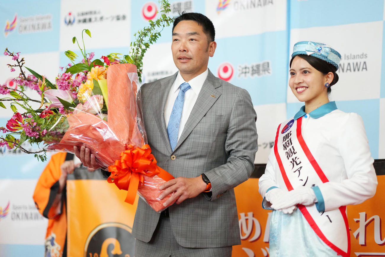 那覇空港に到着し花束を受け取る巨人阿部監督（撮影・横山健太）