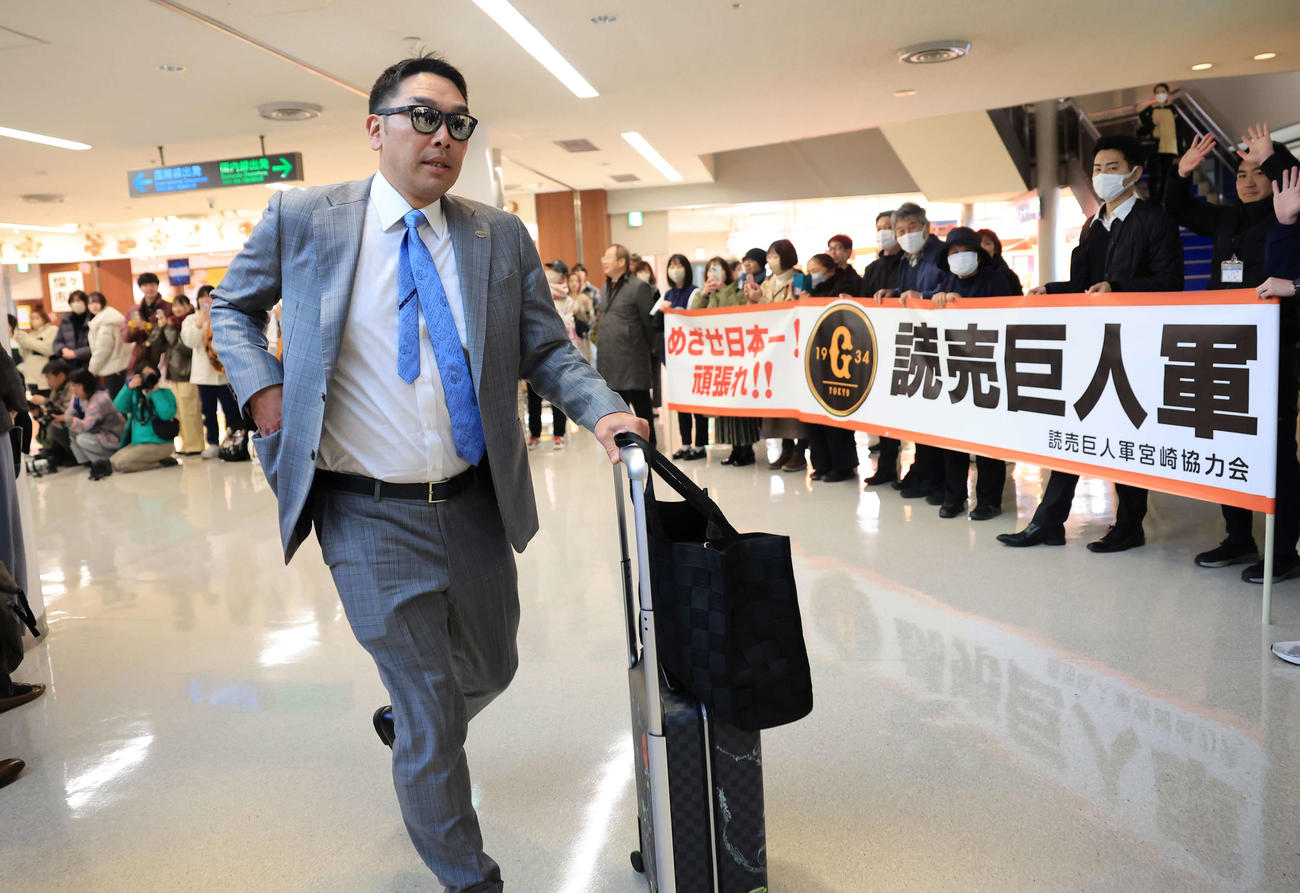 宮崎から那覇に移動する巨人阿部監督（撮影・浅見桂子）