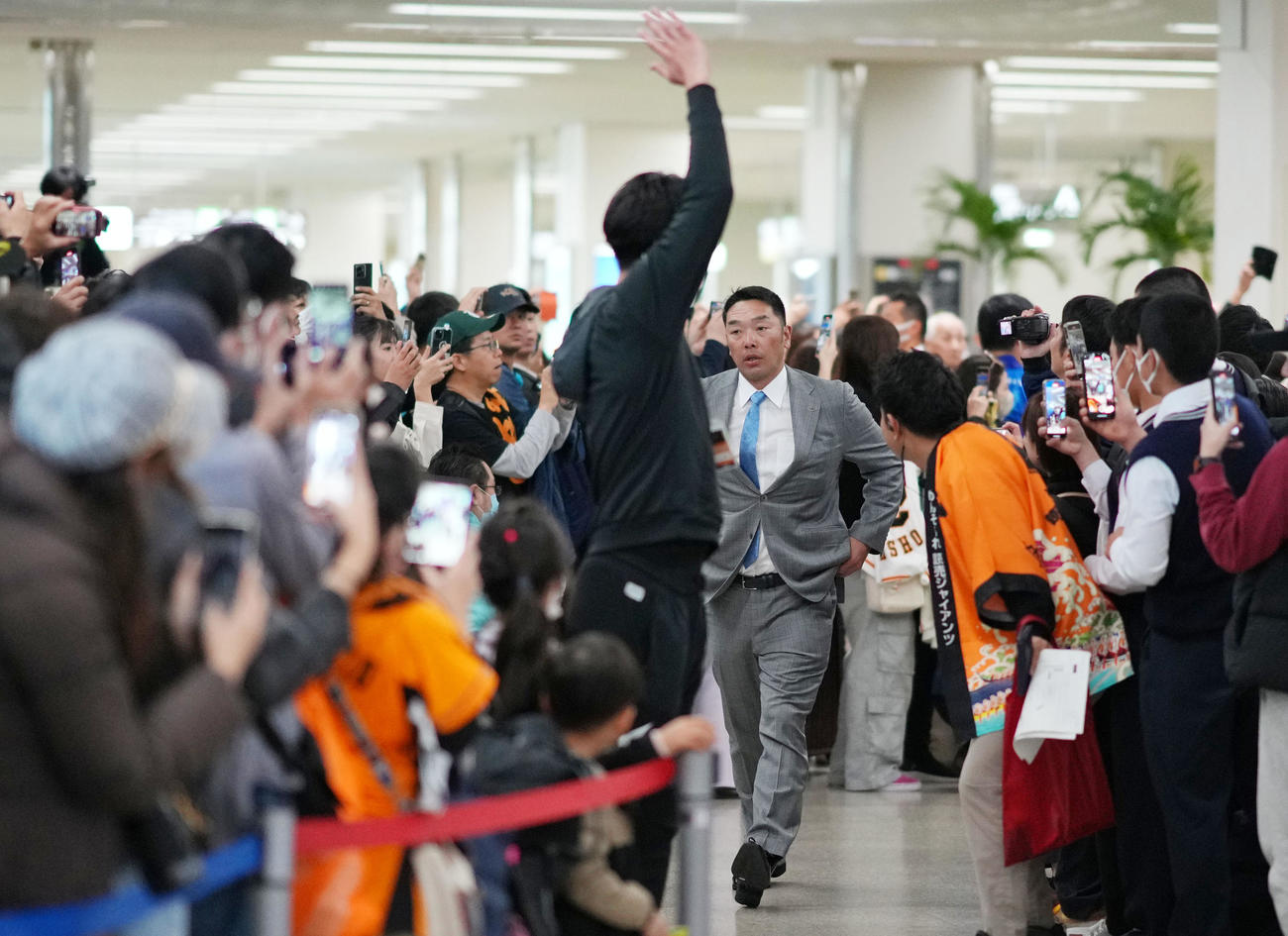 那覇空港に到着した巨人阿部監督（撮影・横山健太）