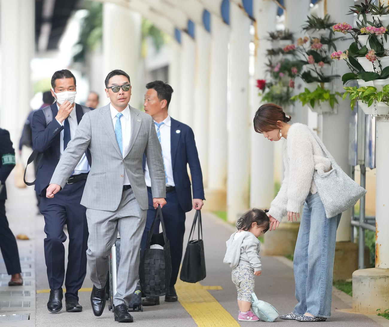 宮崎から那覇空港に到着した巨人阿部監督（左）（撮影・垰建太）