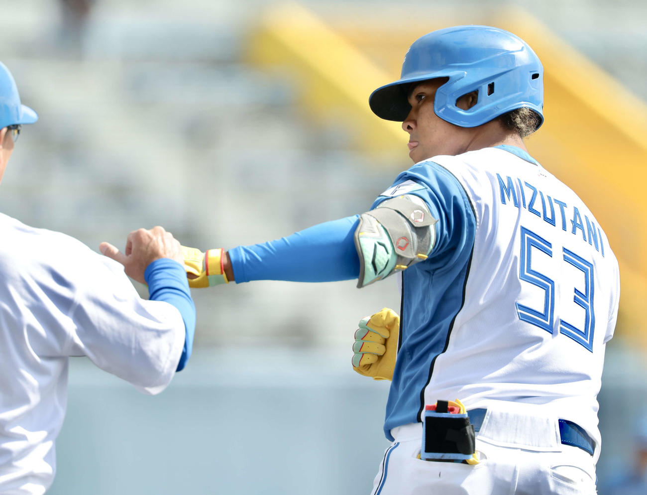 紅白戦　1回裏、左前打を放ち出塁する日本ハム水谷（撮影・河田真司）