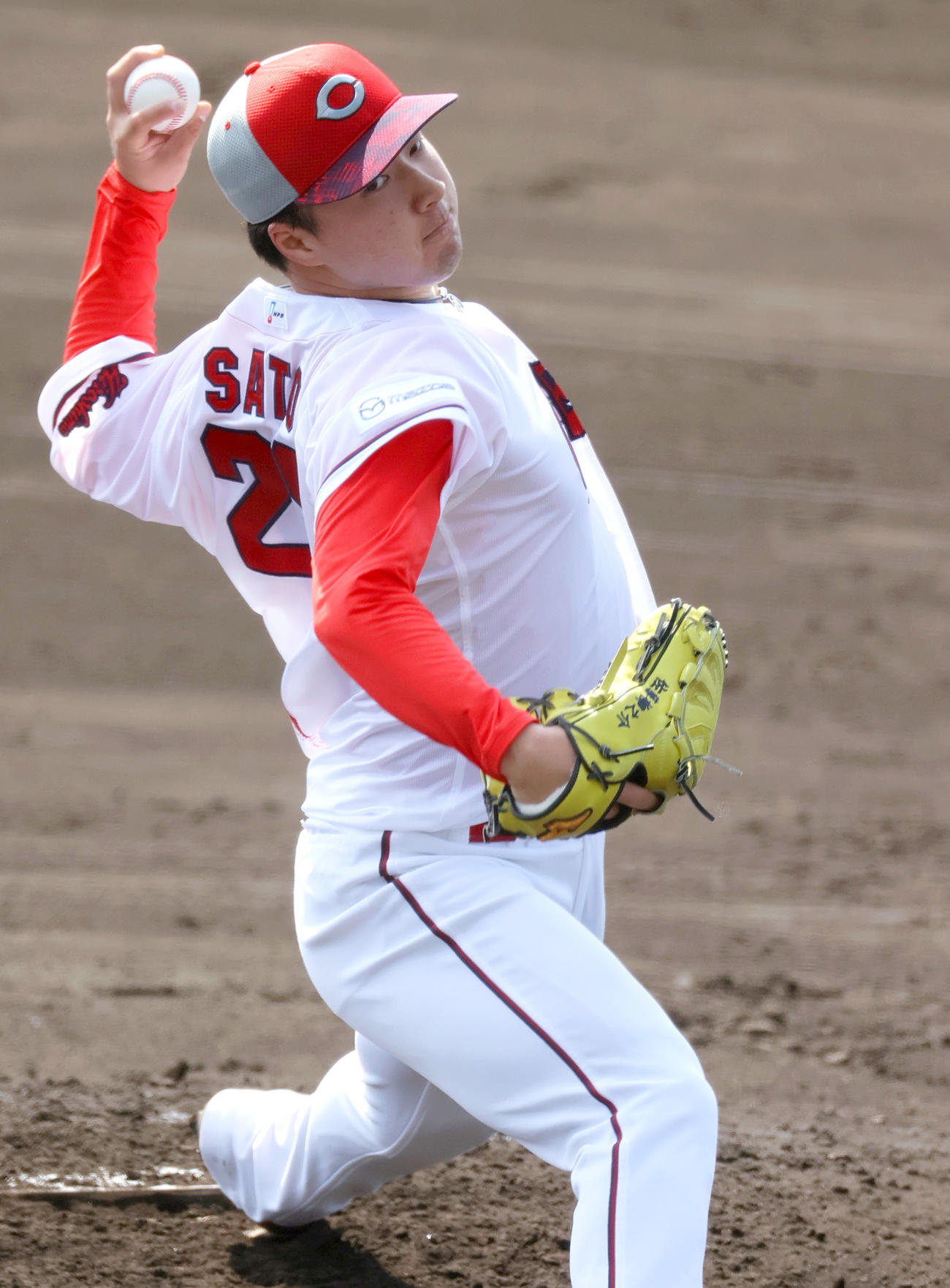 シート打撃で投球する広島佐藤柳（撮影・上山淳一）