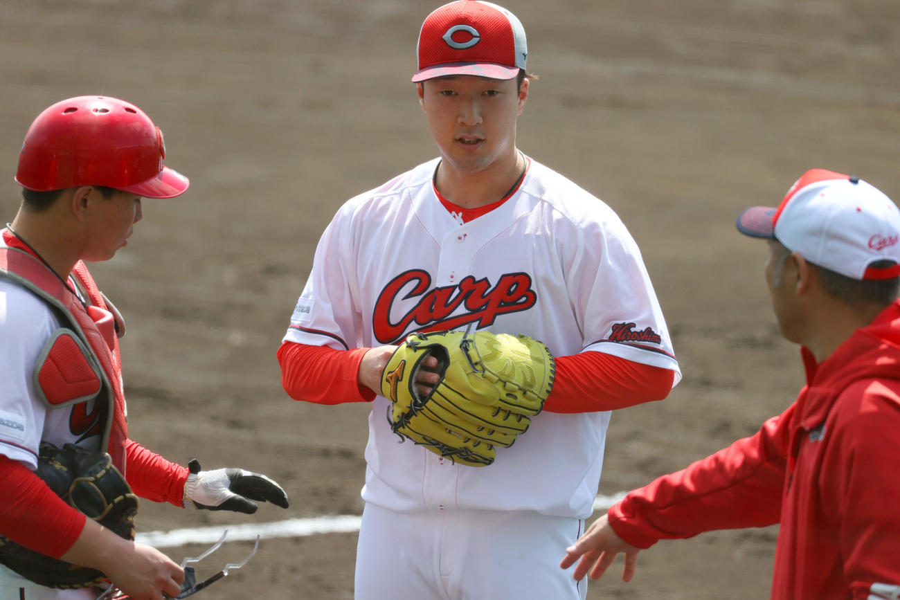 シート打撃に登板した広島佐藤柳（中央）（撮影・上山淳一）
