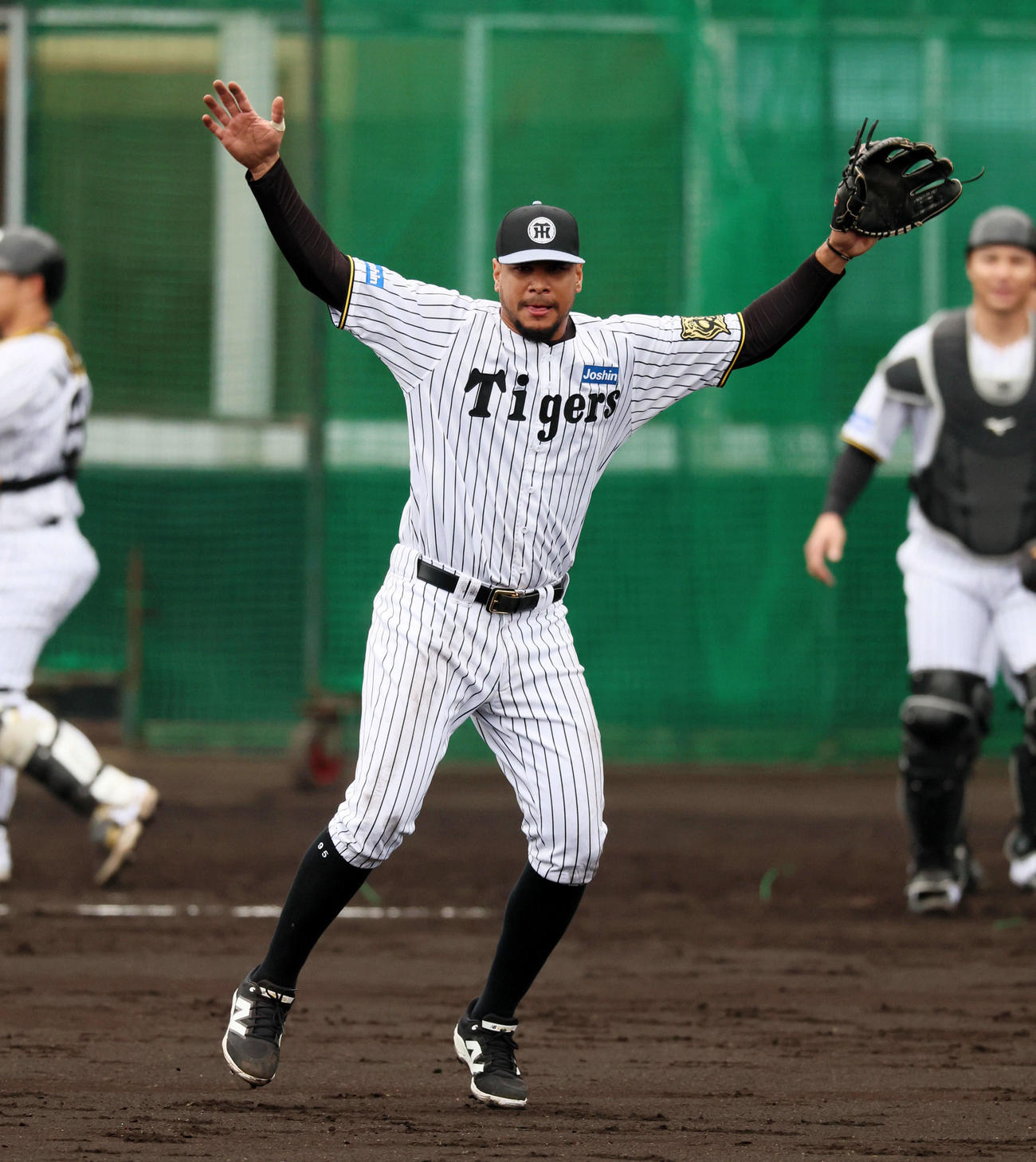 3日シートノックで中継プレーに入るヘルナンデス