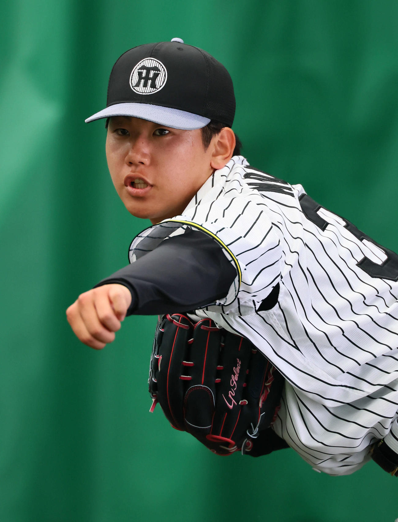 11日、ブルペンで投球練習をする門別