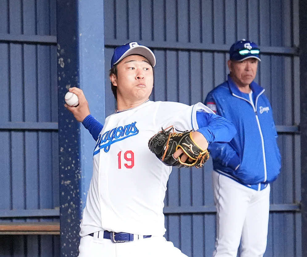 4日、ブルペンで投球練習をする高橋宏（左）右は井上監督