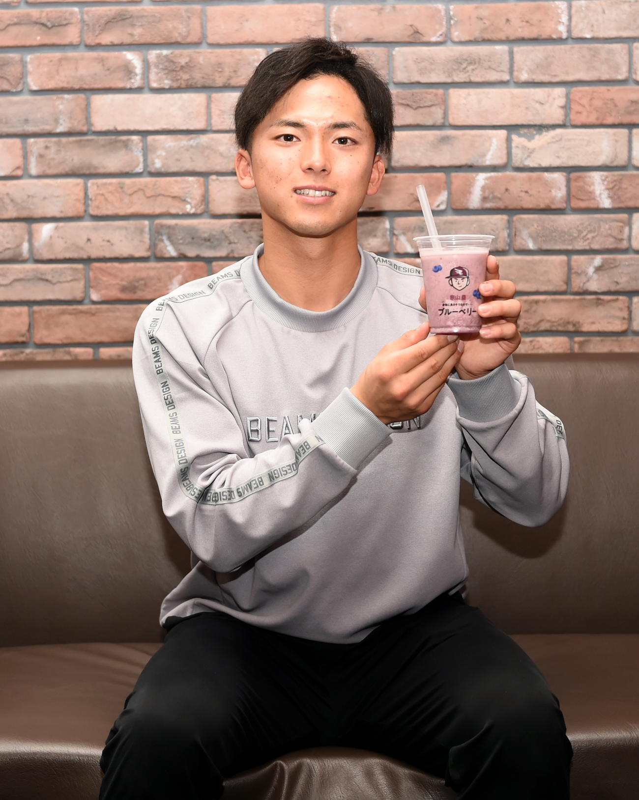 宗山塁のブルーベリーシェイクを手にする楽天ドラフト1位の宗山（撮影・山田愛斗）