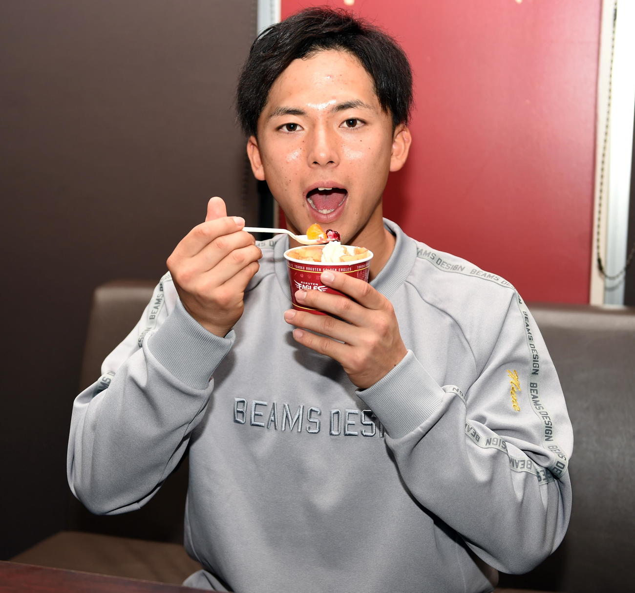 宗山塁のもっちりフルーツクレープを試食する楽天ドラフト1位の宗山（撮影・山田愛斗）