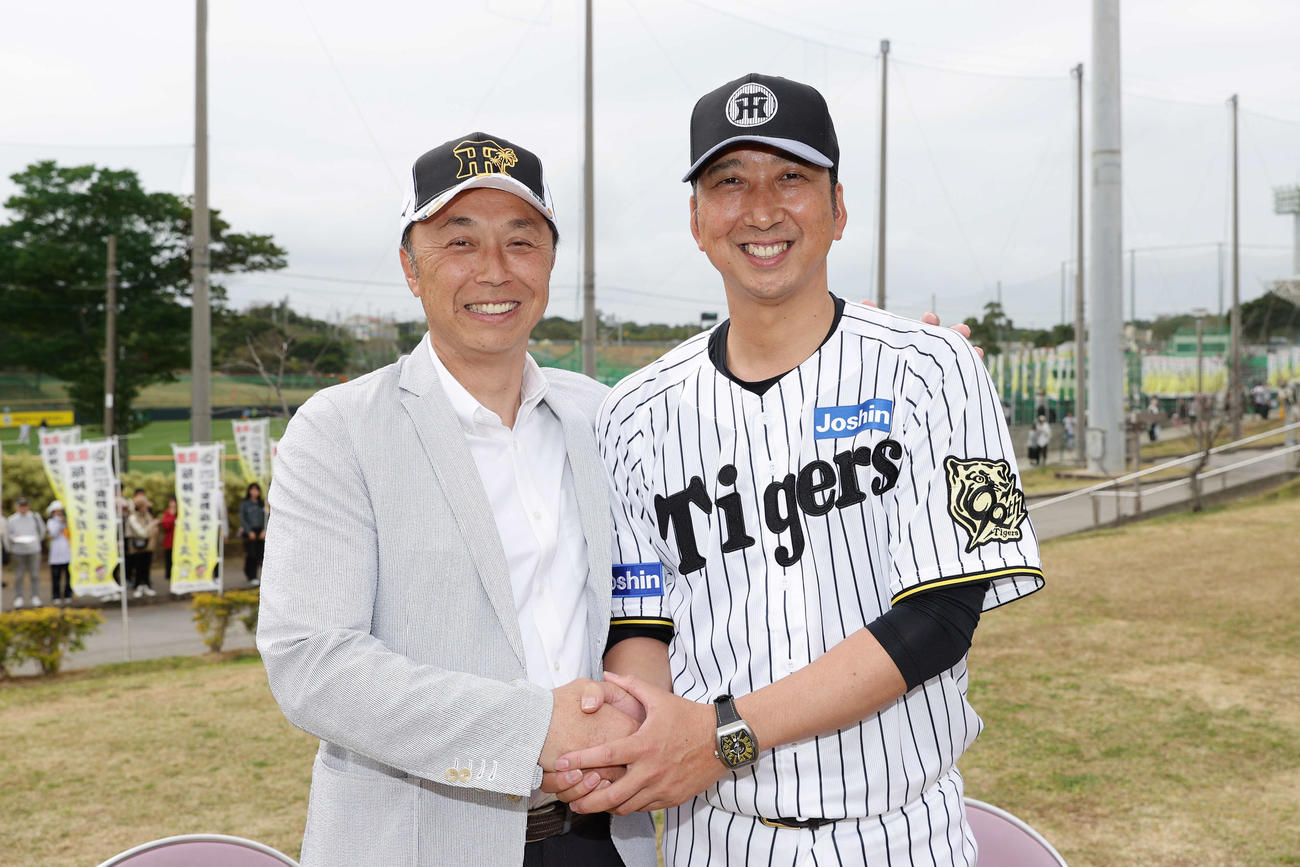 対談を終え笑顔で握手を交わす阪神藤川監督（右）と日刊スポーツ評論家の宮本慎也氏