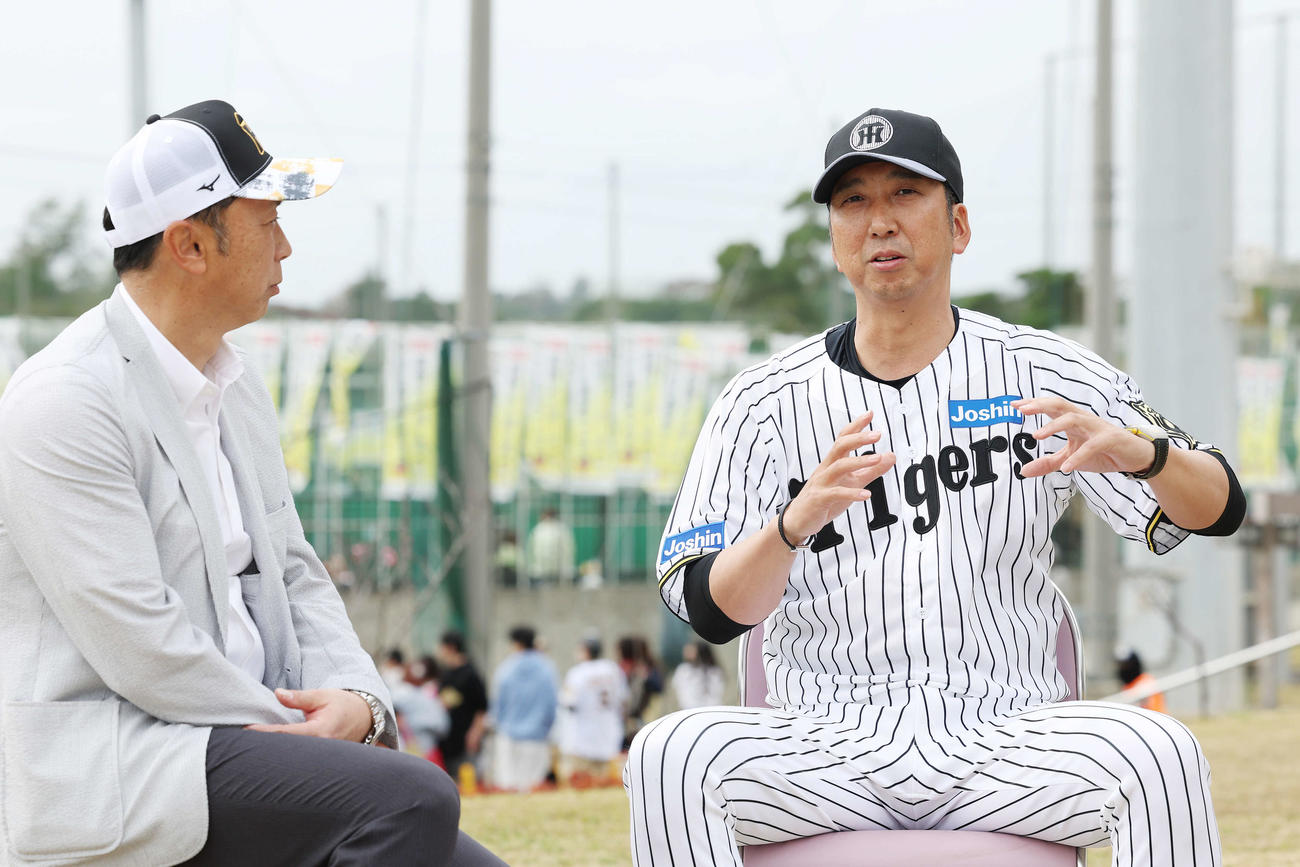 対談する阪神藤川監督（右）と日刊スポーツ評論家の宮本慎也氏（撮影・前田充）