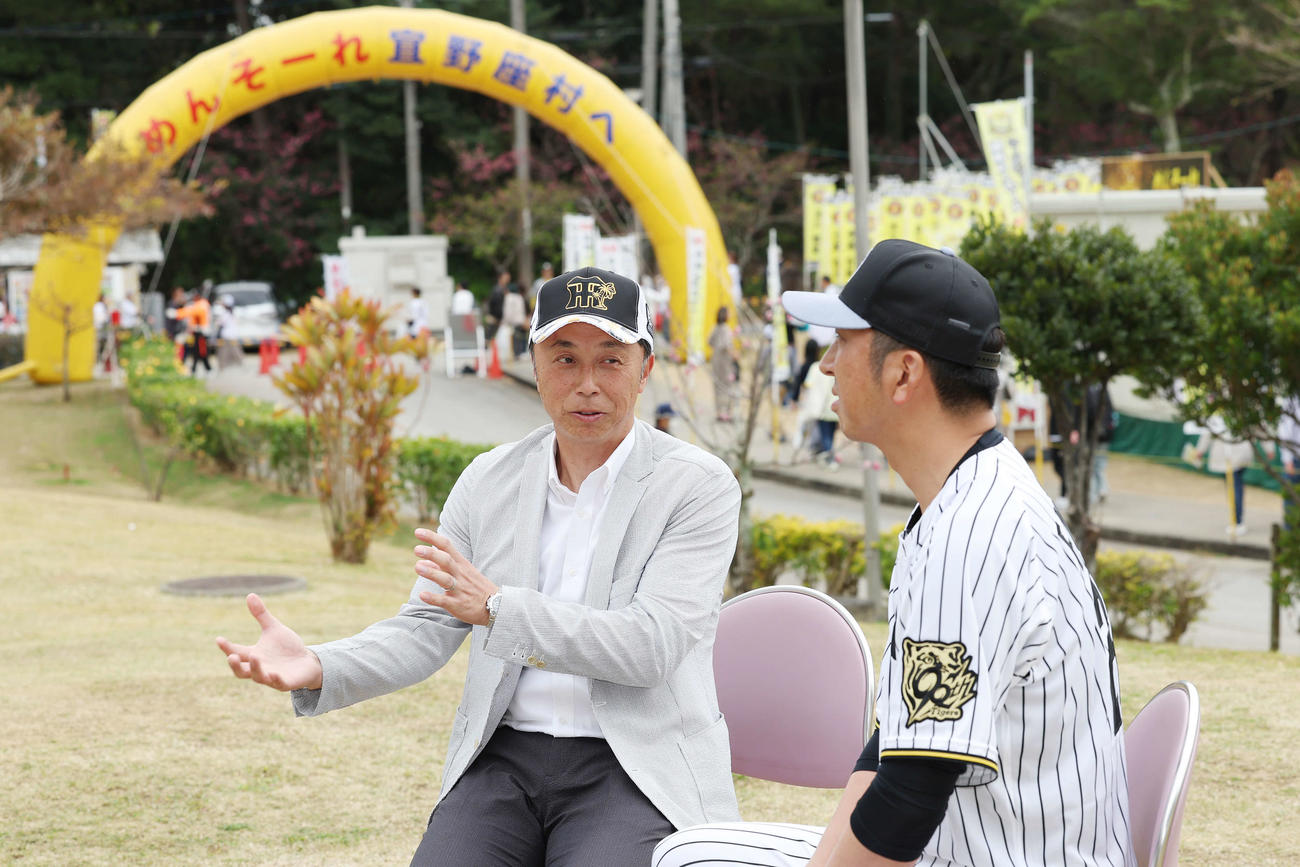 阪神藤川監督（右）と対談する日刊スポーツ評論家の宮本慎也氏（撮影・前田充）