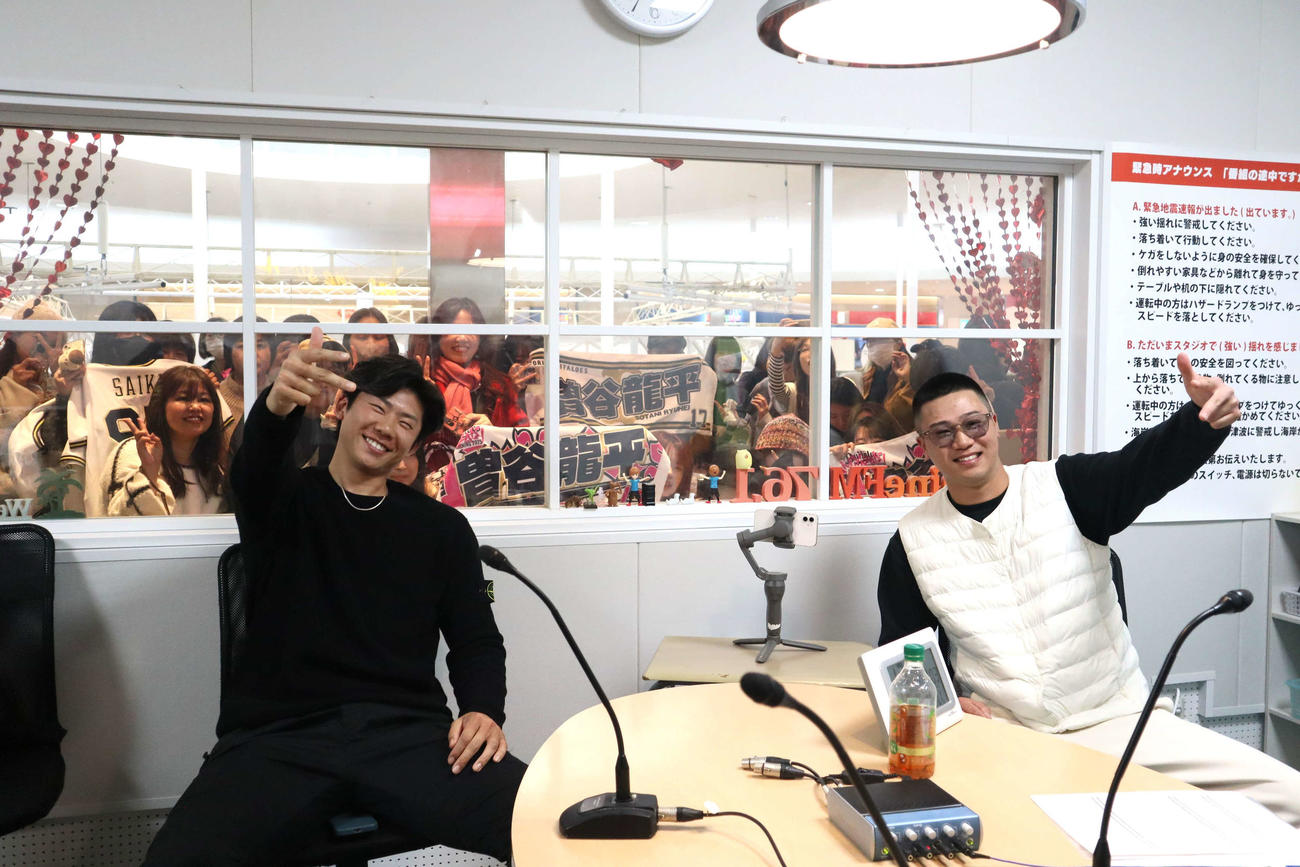 宮崎サンシャインFMに生出演したオリックス曽谷（左）と才木（撮影・村松万里子）