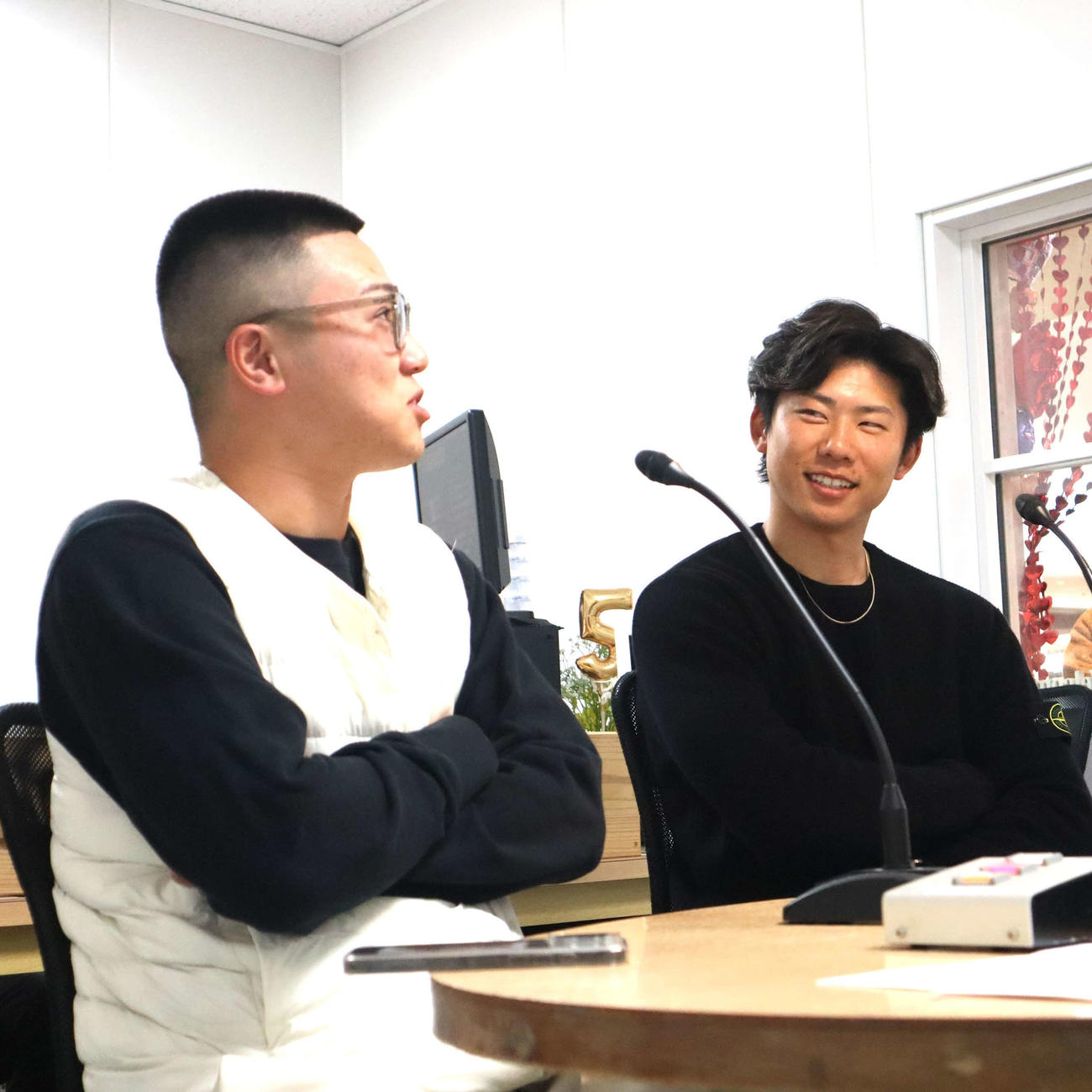 宮崎サンシャインFMに生出演し、トークするオリックス曽谷（右）と才木（撮影・村松万里子）