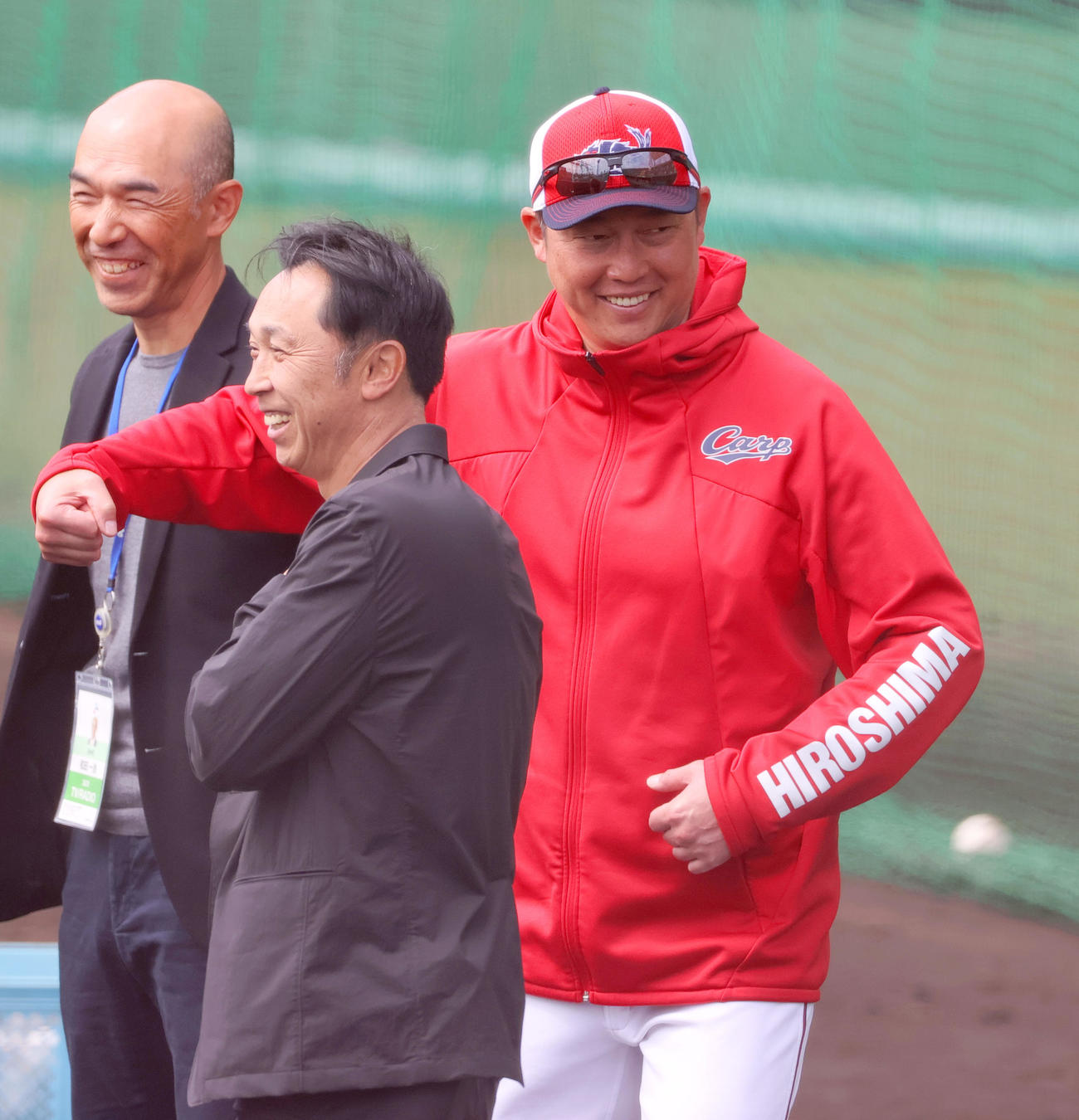 広島新井監督（右）は宮本慎也氏（手前）らと談笑する。左は和田一浩氏（撮影・上山淳一）