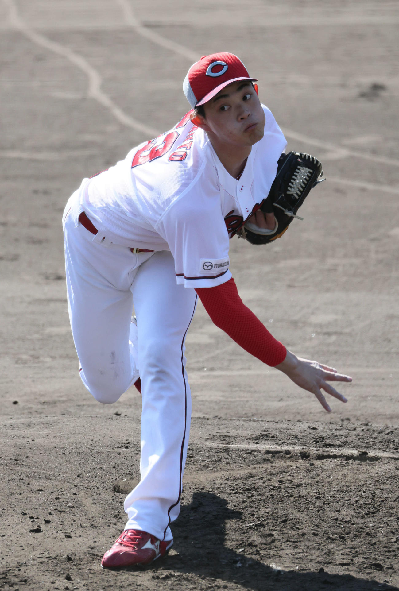 シート打撃に登板した広島ドラフト3位の岡本（撮影・加藤孝規）