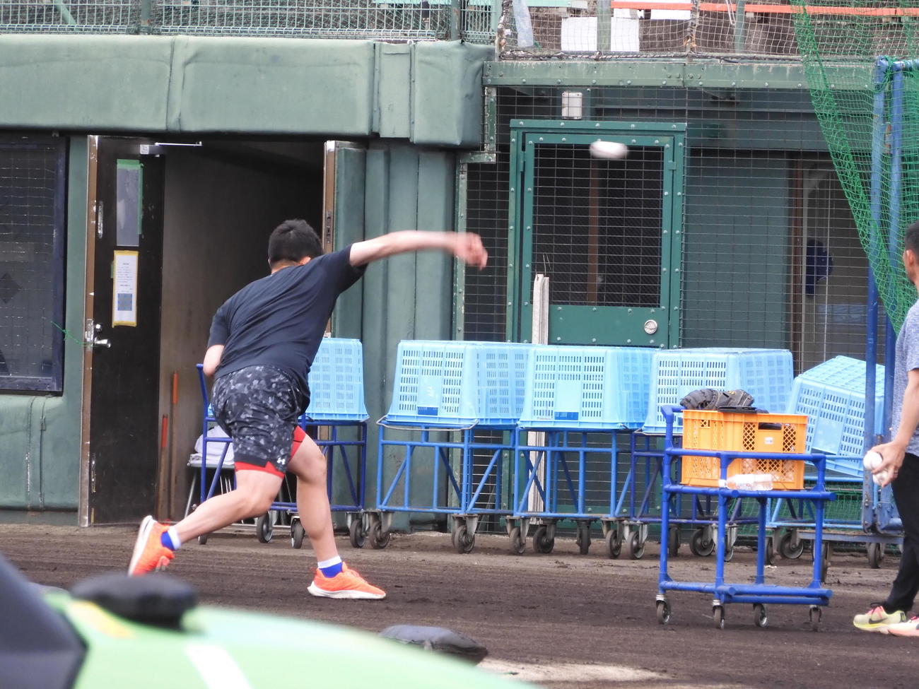 休日返上でネットスローを行う中日松山