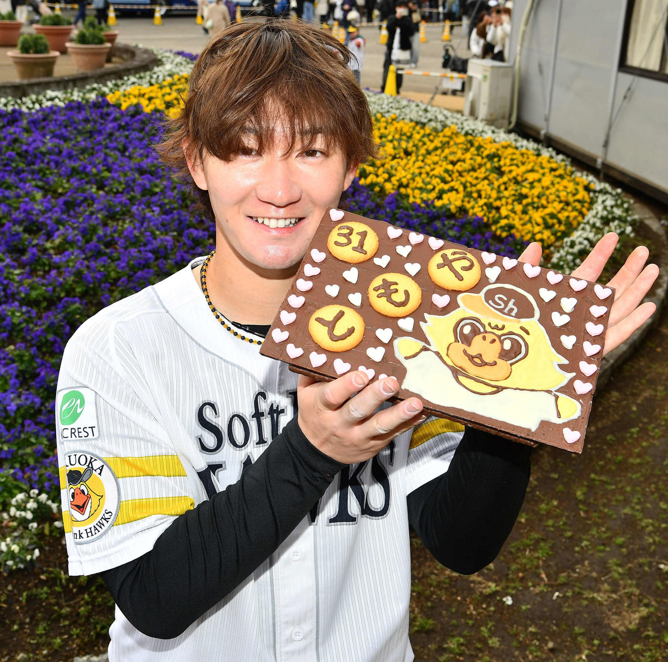 手作りチョコレートを手に笑顔を見せるソフトバンク正木（撮影・岩下翔太）