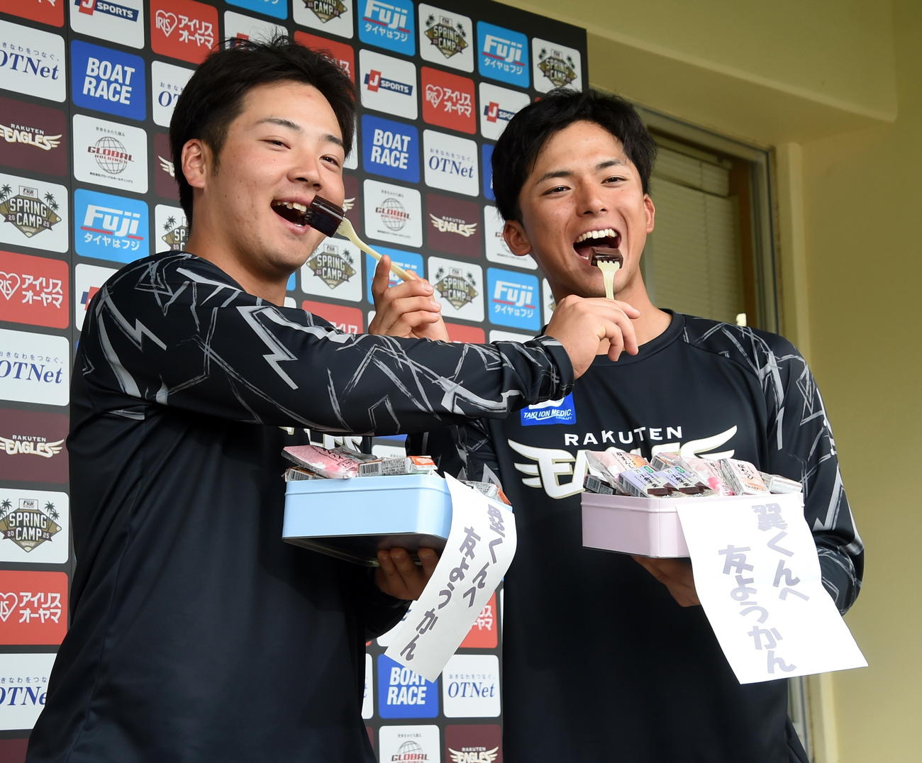 バレンタインデーに「友ようかん」を食べさせ合った楽天ドラフト1位の宗山（右）と5位の吉納（撮影・山田愛斗）