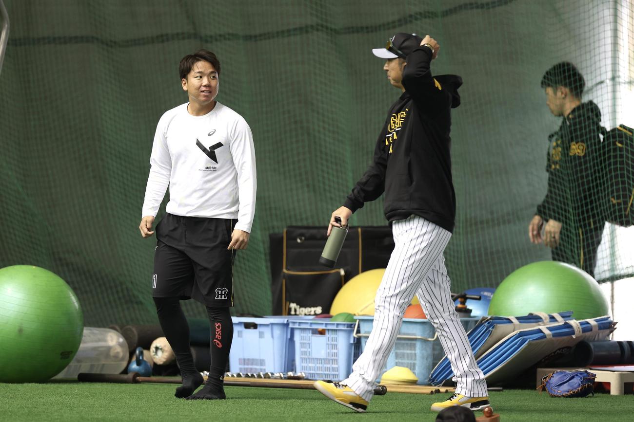練習前、言葉を交わす阪神村上（左）と藤川監督（撮影・前田充）