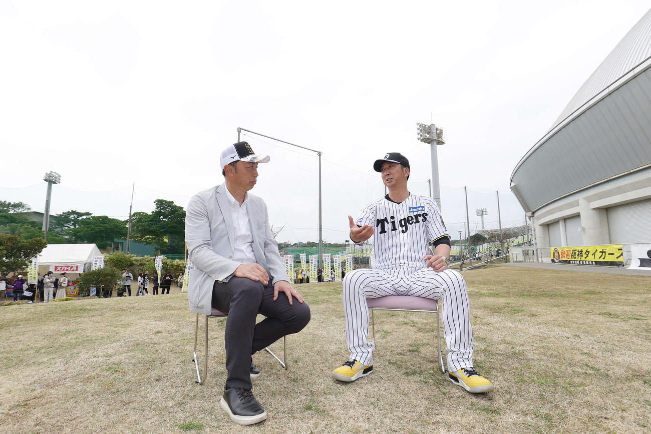 対談する阪神藤川監督（右）と日刊スポーツ評論家の宮本慎也氏（撮影・前田充）