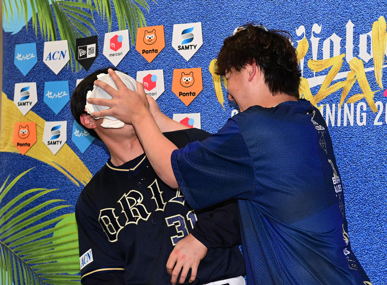 紅林（右）からケーキを顔面に押しつけられるオリックス太田（撮影・和賀正仁）