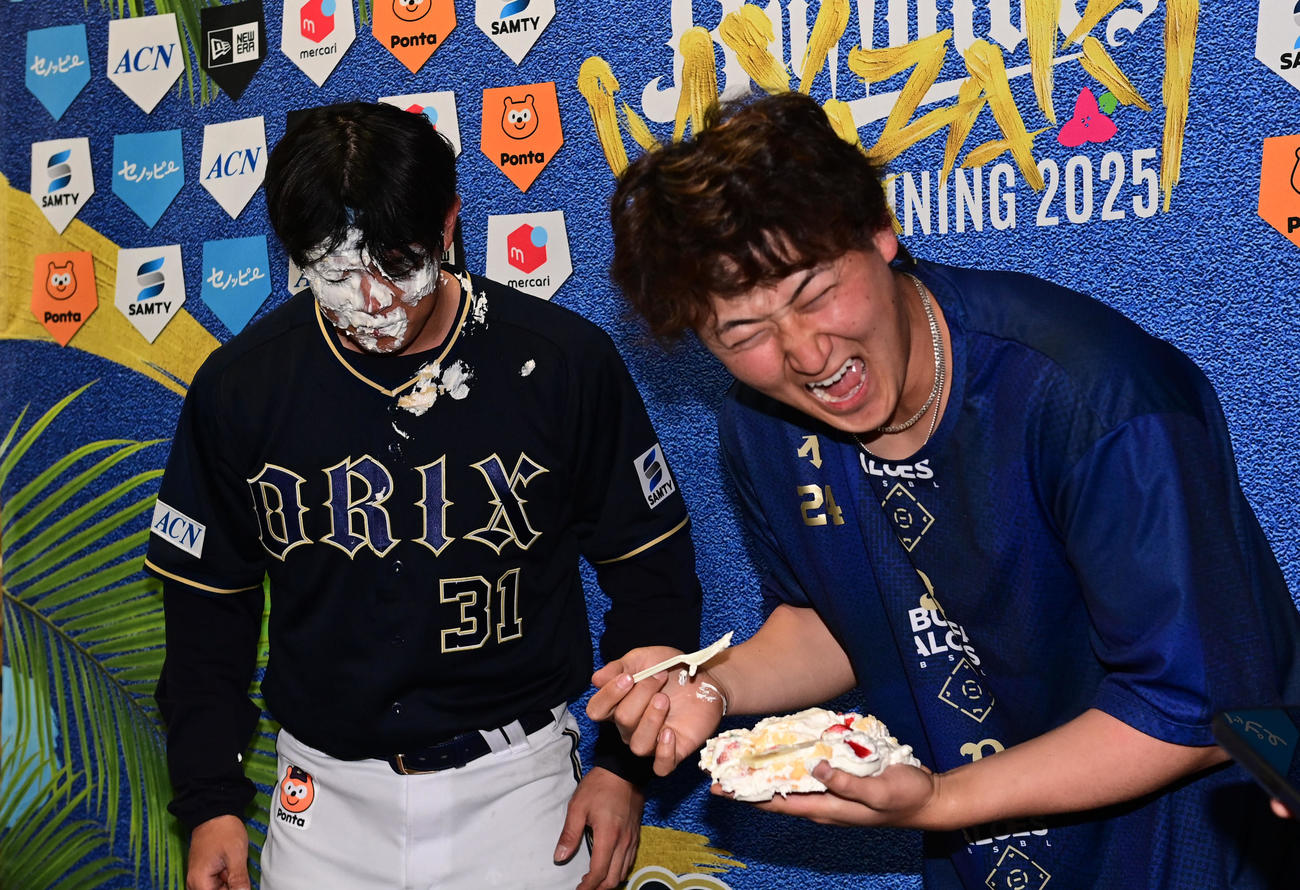紅林（右）からケーキを顔面に押しつけられるオリックス太田（撮影・和賀正仁）