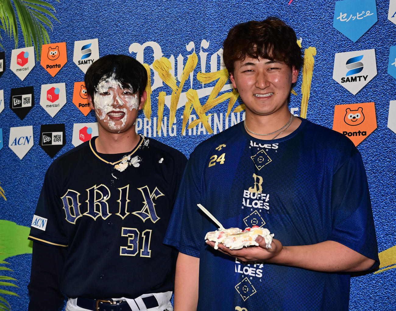 紅林（右）からケーキを顔面に押しつけられるオリックス太田（撮影・和賀正仁）