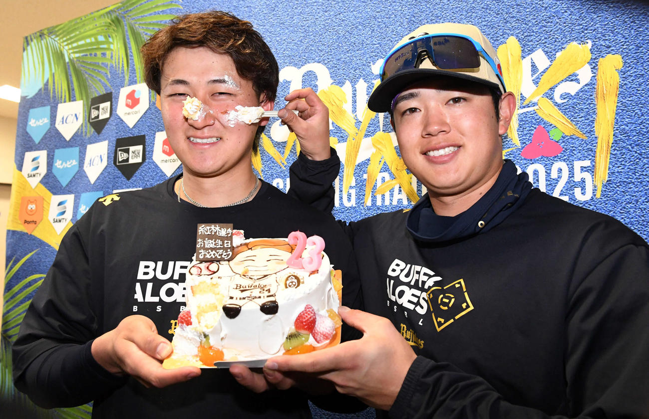 7日、紅林（左）の誕生日では太田からケーキを食べさせてもらう