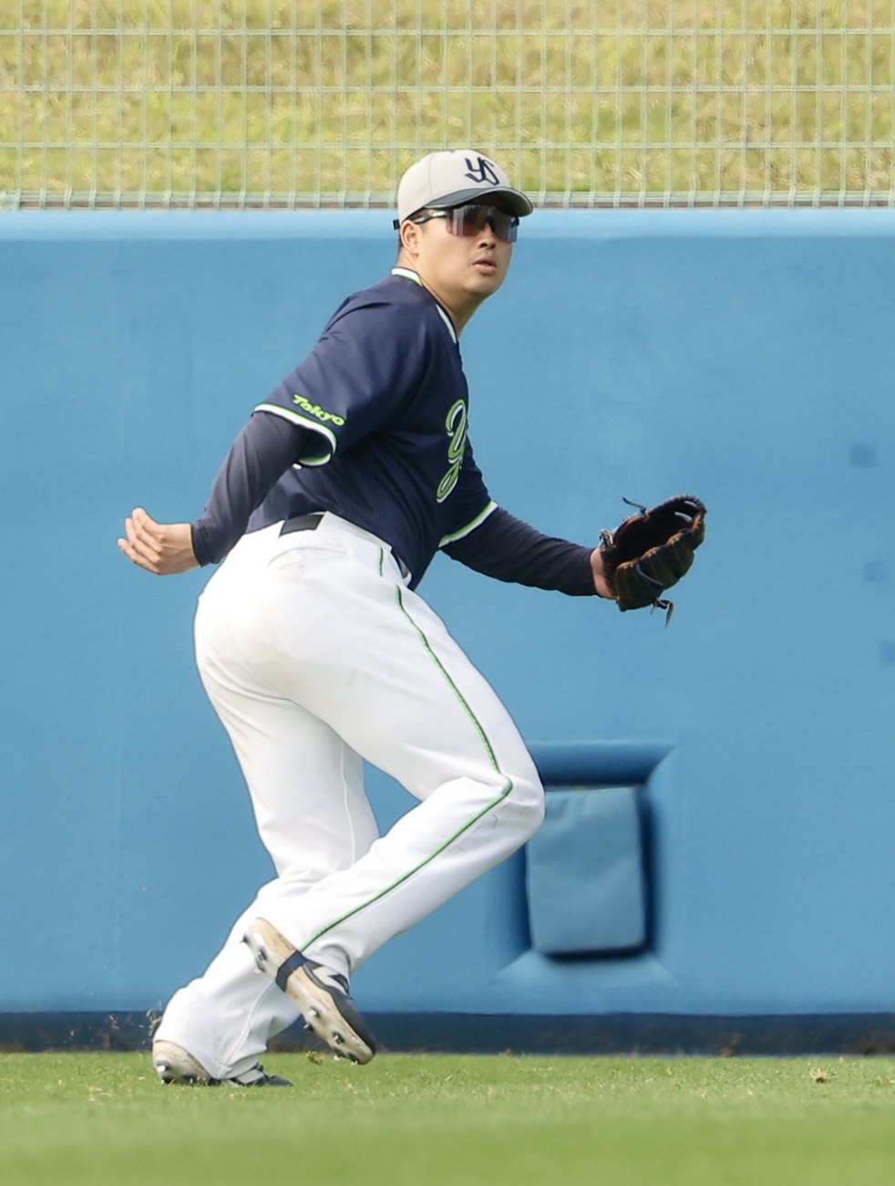 外野守備位置に入るヤクルト村上（撮影・河田真司）