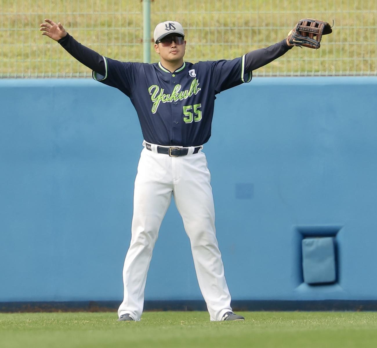 外野守備位置に入るヤクルト村上（撮影・河田真司）