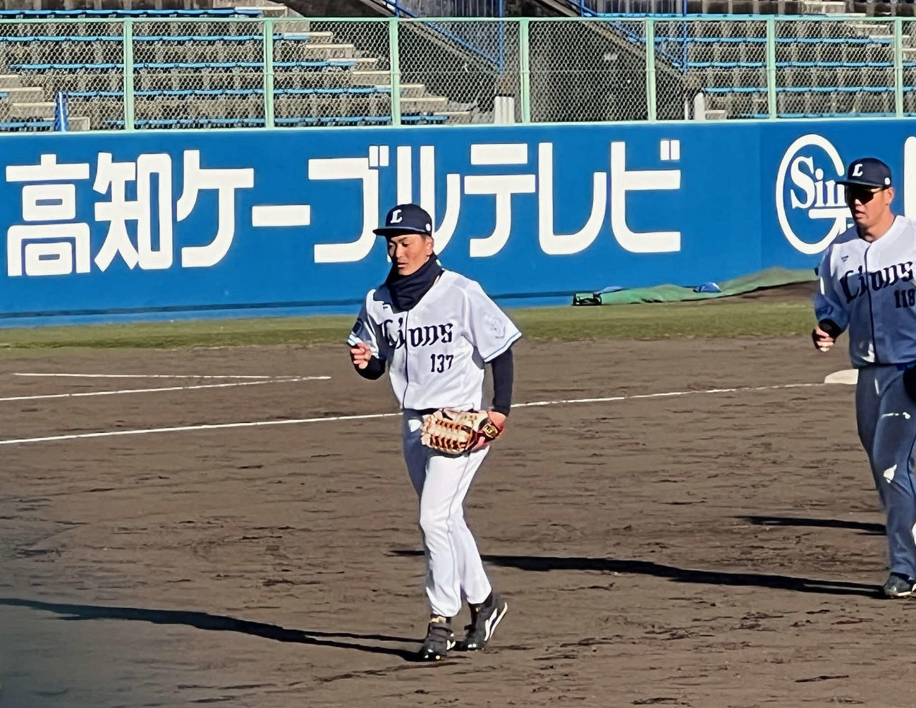西武2軍－四国IL・徳島　ピンチに右翼からのバックホームアウトを成功させた西武沢田（撮影・金子真仁）