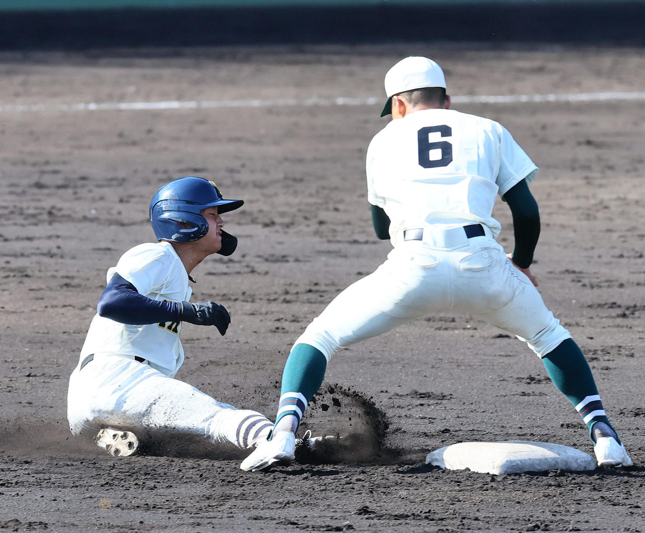 昨年夏の甲子園1回戦の報徳学園戦で盗塁を決める大社・藤原佑