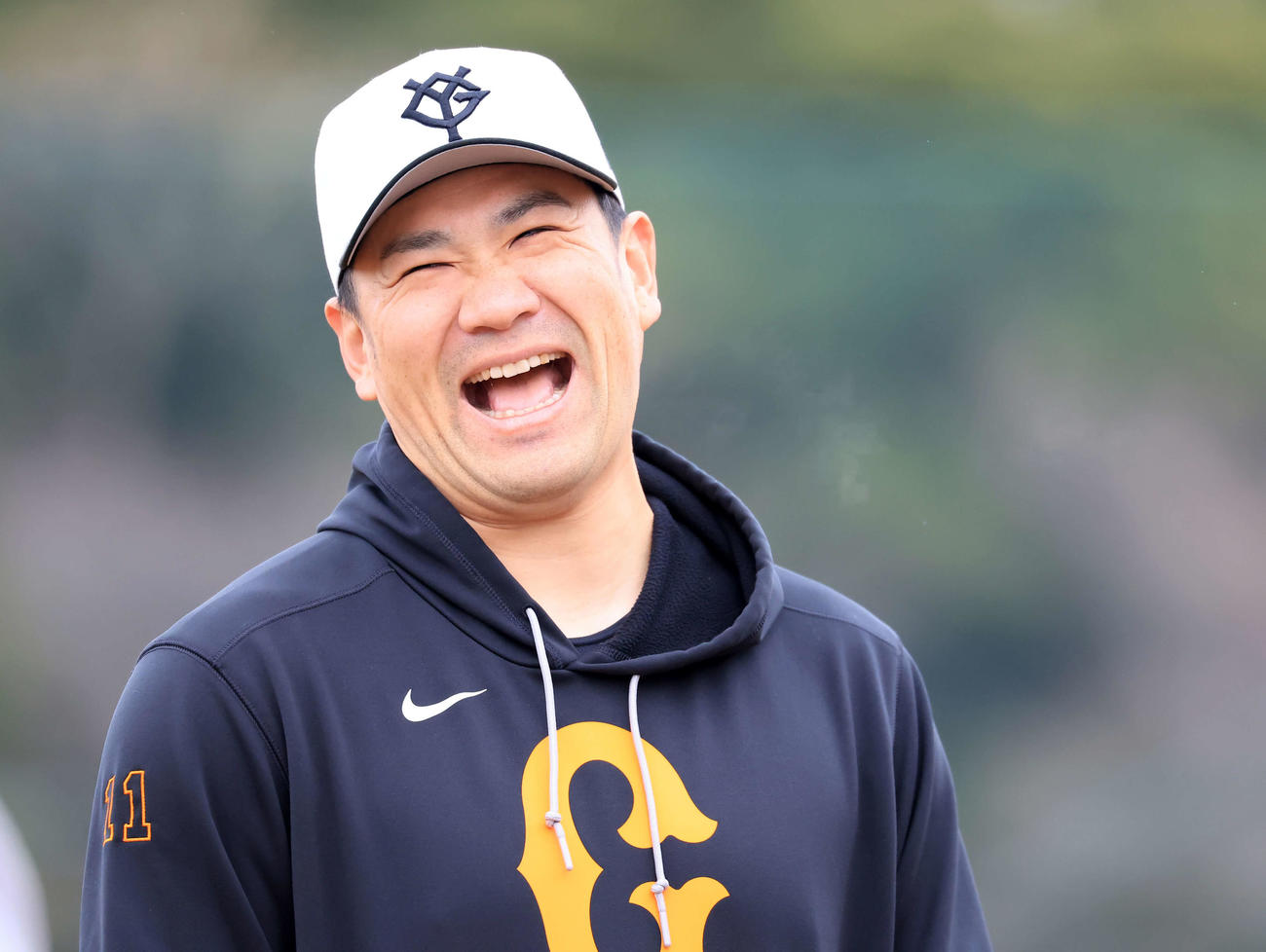 12日の練習中、弾けた笑顔を見せる巨人田中将（撮影・浅見桂子）