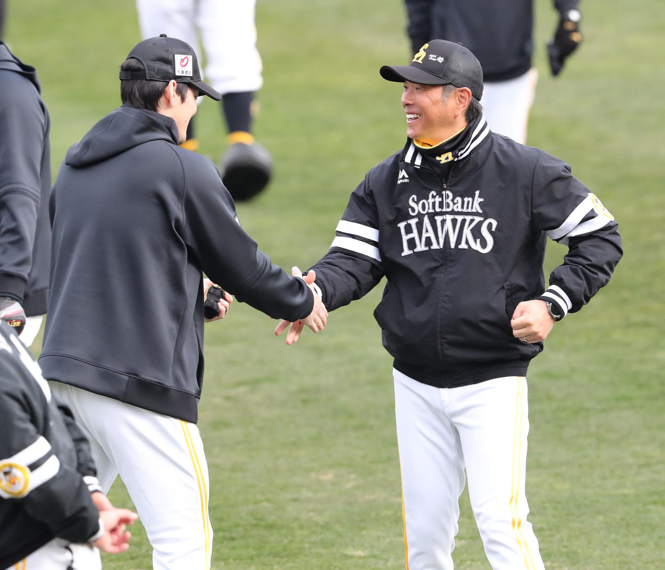 合流した有原と笑顔で握手する小久保監督（撮影・梅根麻紀）