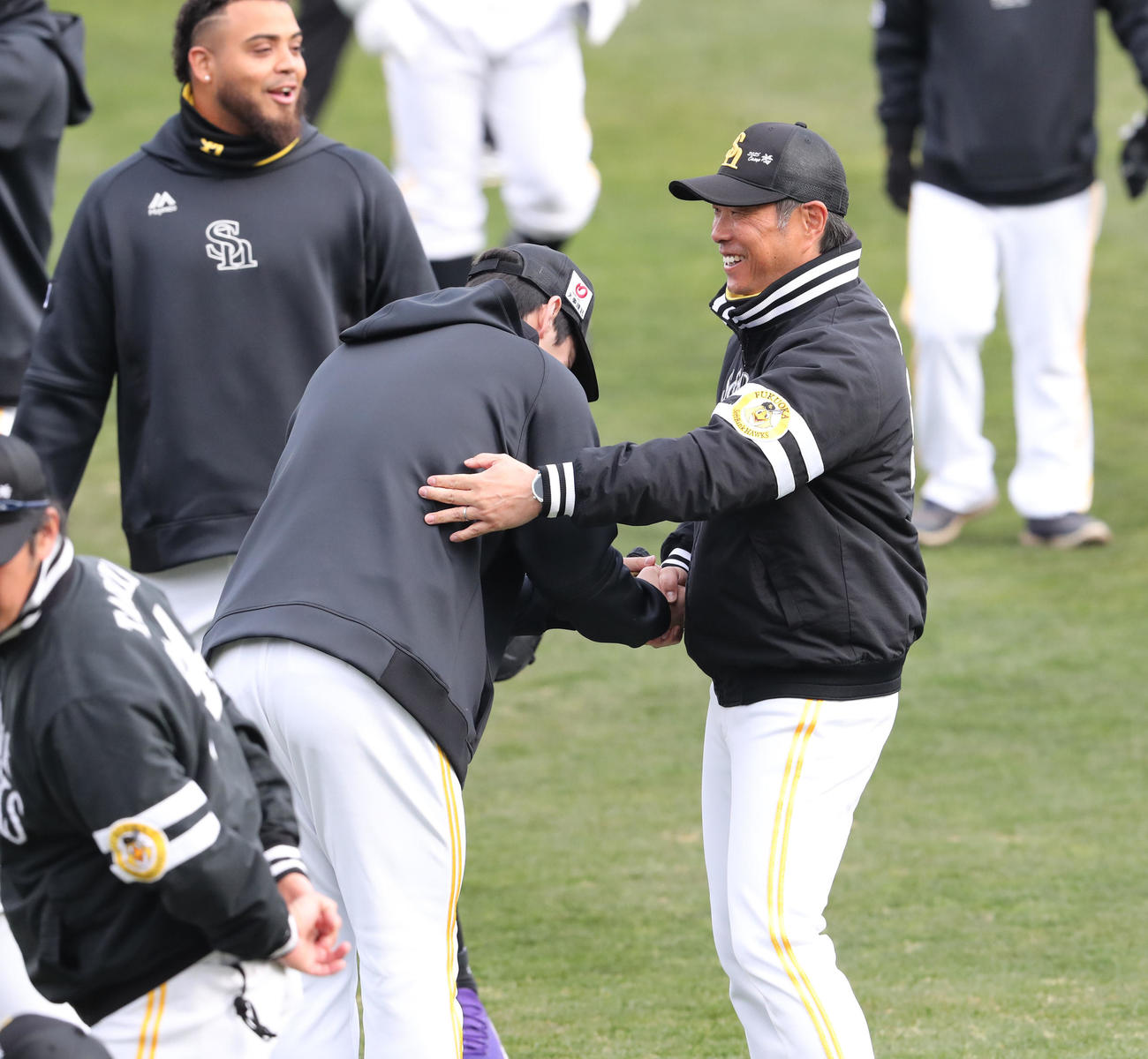 合流した有原と笑顔で握手する小久保監督（撮影・梅根麻紀）