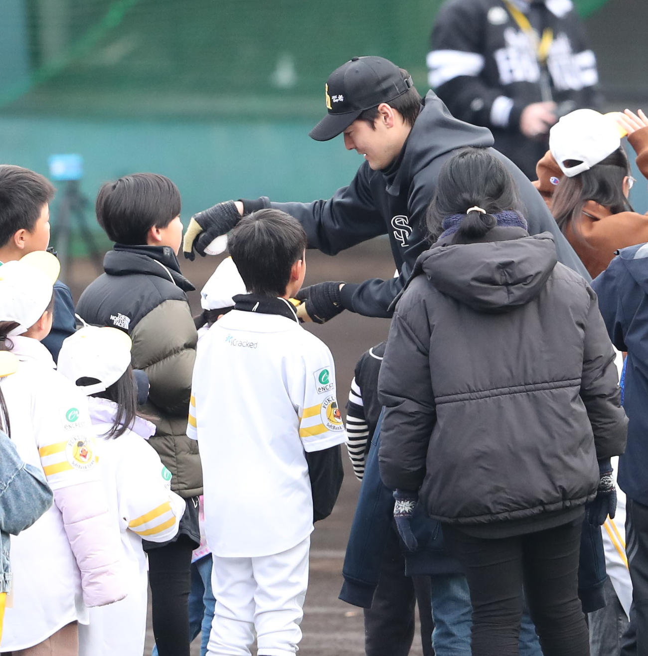 子どもたちに声をかける有原（撮影・梅根麻紀）