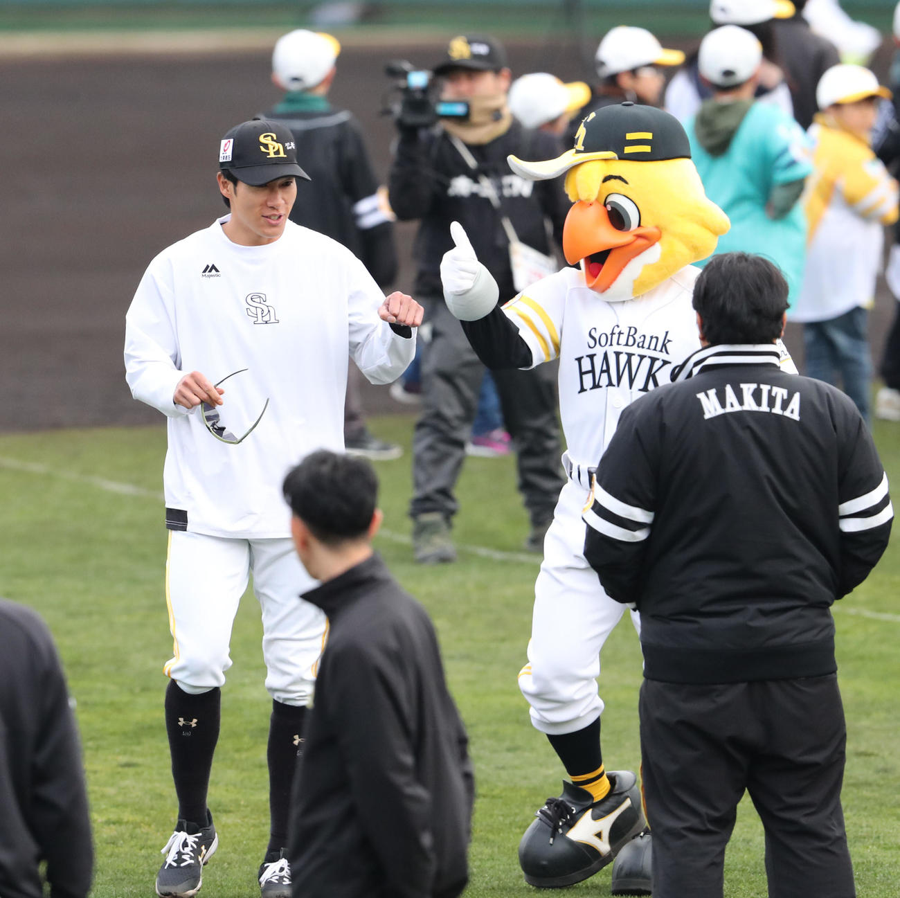 グラウンドに出てきた柳田（撮影・梅根麻紀）