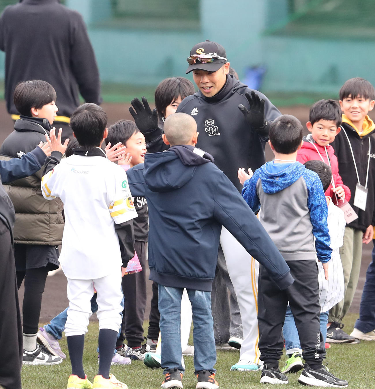 子どもたちとハイタッチをする近藤（撮影・梅根麻紀）