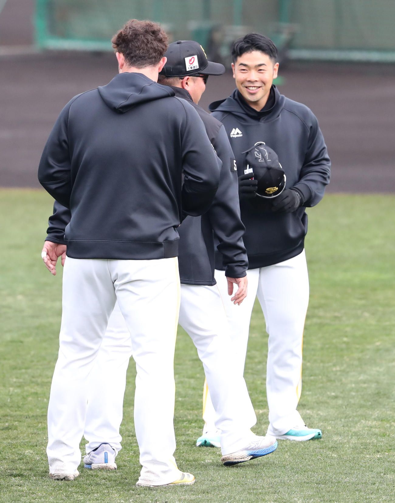 山川にあいさつする近藤（撮影・梅根麻紀）